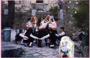 Gioco della tradizione cilentana nel cortile di Palazzo de Falco