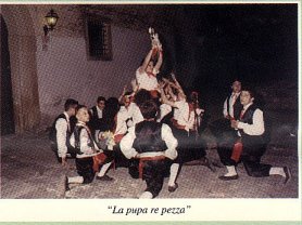 Gioco della tradizione cilentana nel cortile di Palazzo de Falco